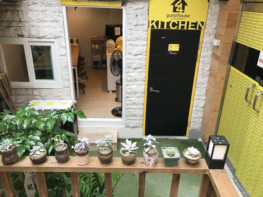 24 Guesthouse Jongno Tower Сеул Екстер'єр фото