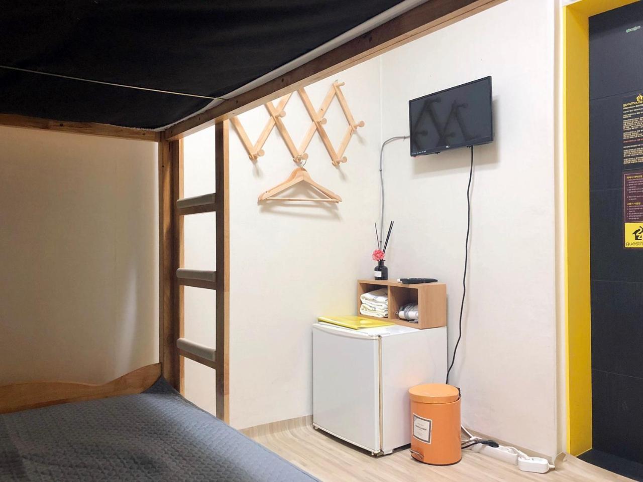 24 Guesthouse Jongno Tower Сеул Екстер'єр фото