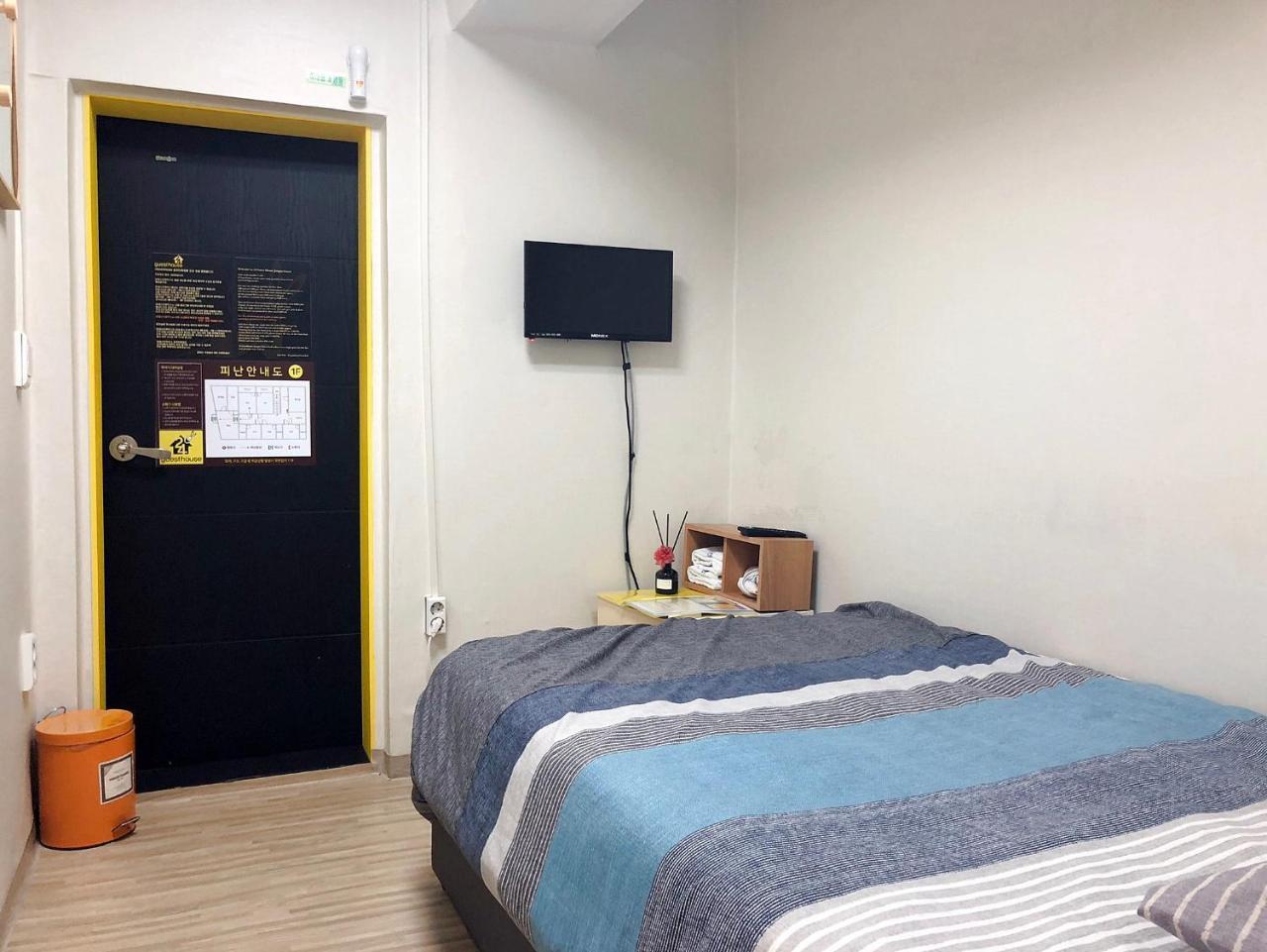 24 Guesthouse Jongno Tower Сеул Екстер'єр фото