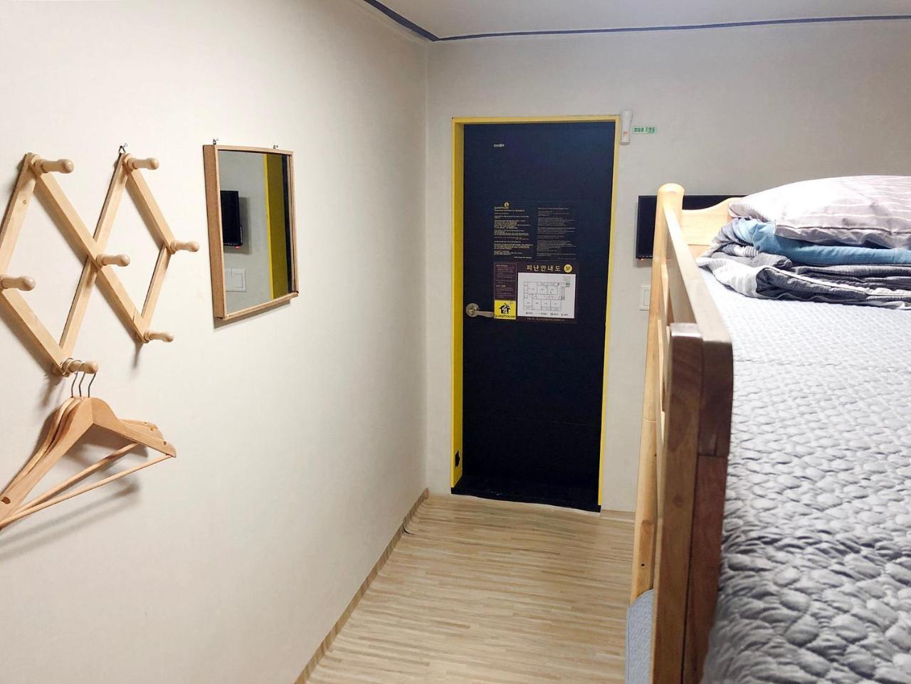 24 Guesthouse Jongno Tower Сеул Екстер'єр фото