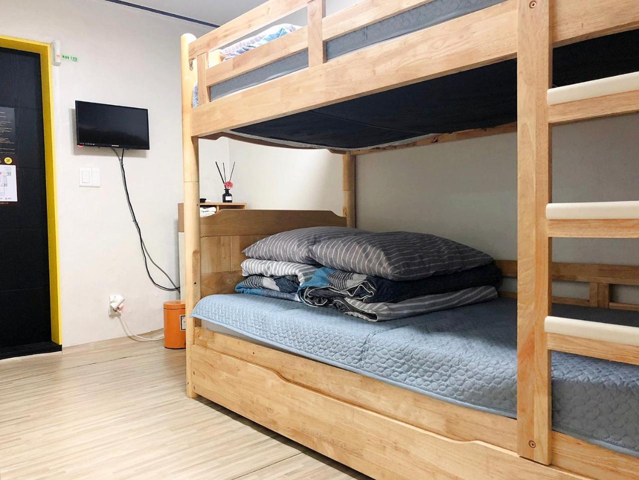 24 Guesthouse Jongno Tower Сеул Екстер'єр фото