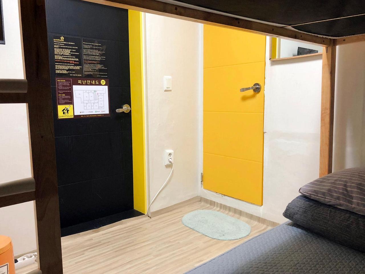 24 Guesthouse Jongno Tower Сеул Екстер'єр фото