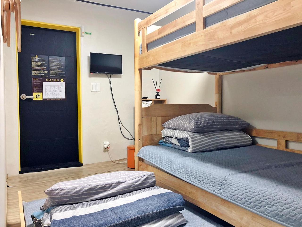 24 Guesthouse Jongno Tower Сеул Екстер'єр фото