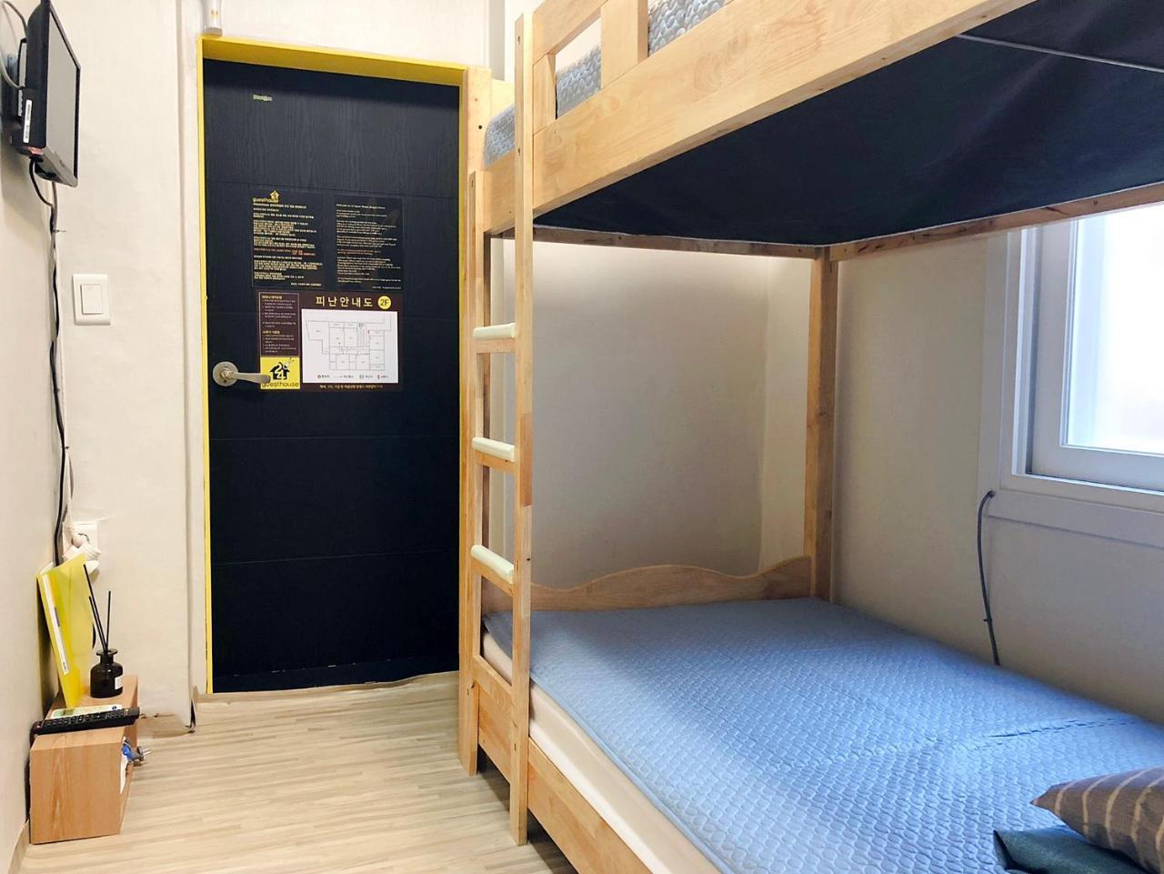 24 Guesthouse Jongno Tower Сеул Екстер'єр фото
